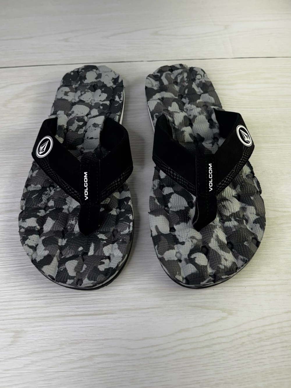 Volcom Recliner Sandals in a grey camo pattern size 8